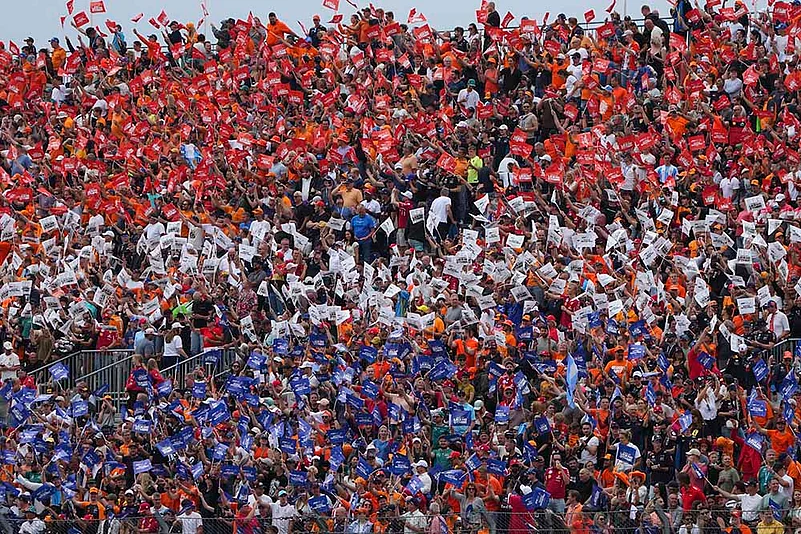 2025 Dutch Formula 1 Grand Prix Auto racing photos_Fans for a Dutch flag colors