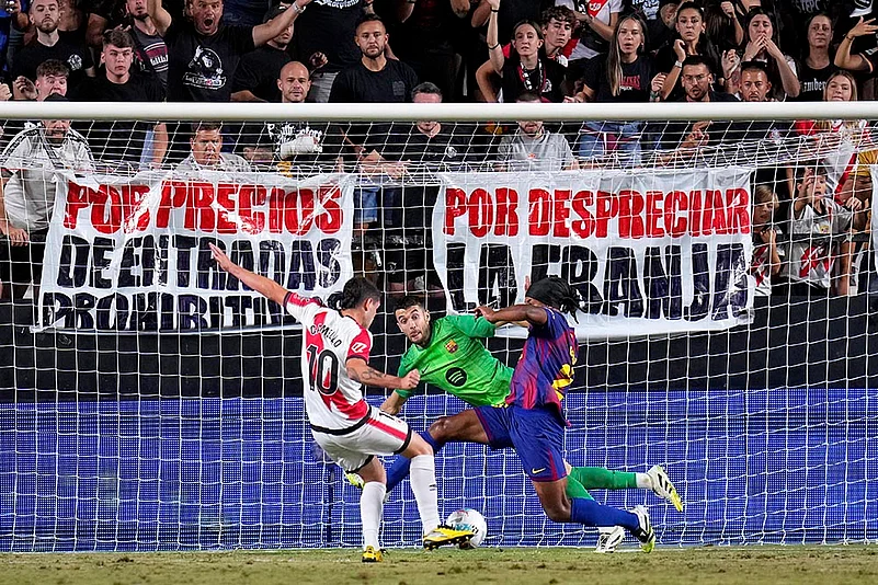 Spain soccer La Liga 2025-26 Rayo Vallecano vs FC Barcelona_Sergio Camello