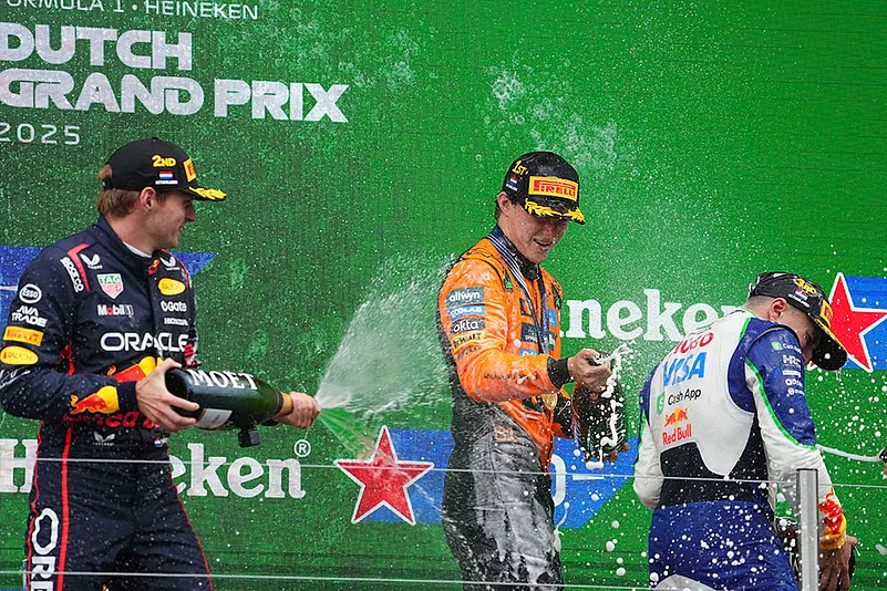 2025 Dutch Formula 1 Grand Prix Auto racing photos_Oscar Piastri, Max Verstappen