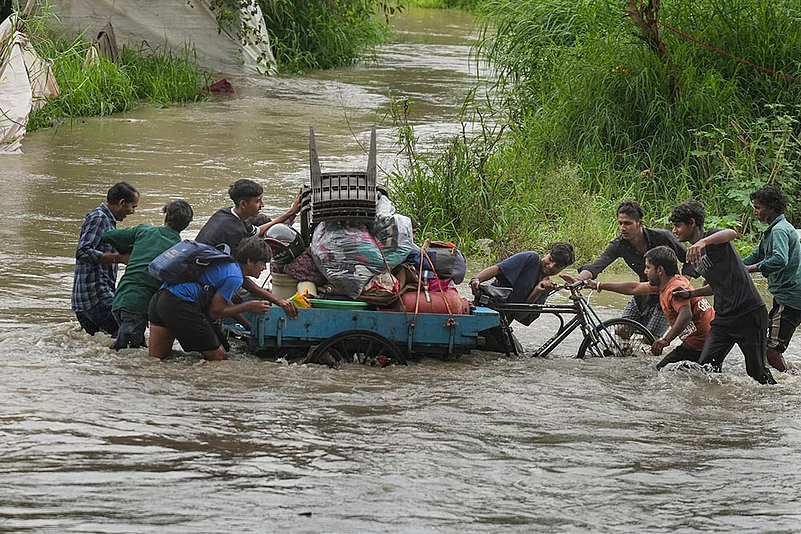 India monsoon season - Yamunas Water level crosses danger mark in Delhi_Loha Pul, Old Iron Bridge