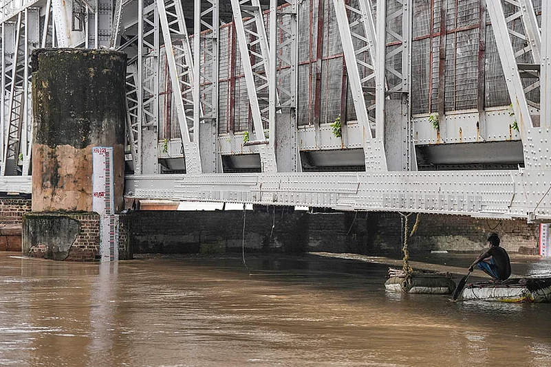 India monsoon season - Yamunas Water level crosses danger mark in Delhi_Loha Pul, Old Iron Bridge