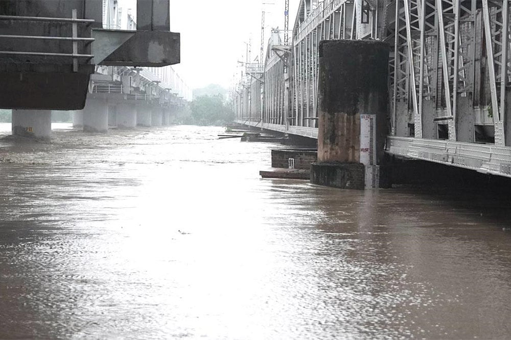 | Photo: Tribhuvan Tiwari/Outlook : Yamuna river crosses danger mark