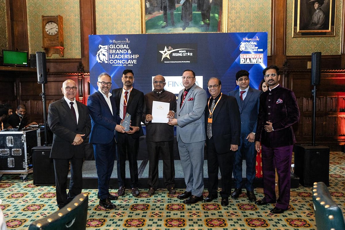 Business leaders receiving award at Global Brand & Leadership Conclave