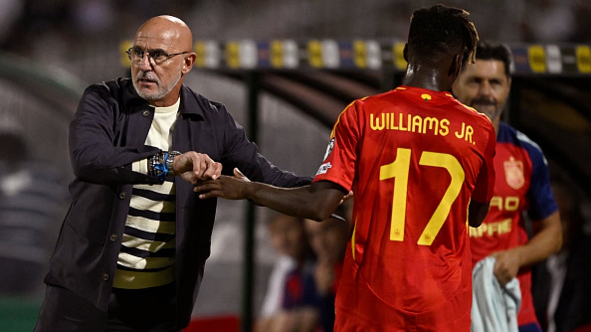 Spain's Luis de la Fuente and Nico Williams against Bulgaria.
