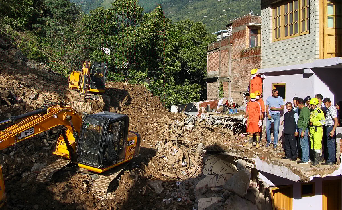 Kullu: Himachal Pradesh Chief Minister Sukhvinder Singh Sukhu visits flood affected Akhada Bazar area, in Kullu, Himachal Pradesh, Friday, Sept. 5, 2025. - PTI
