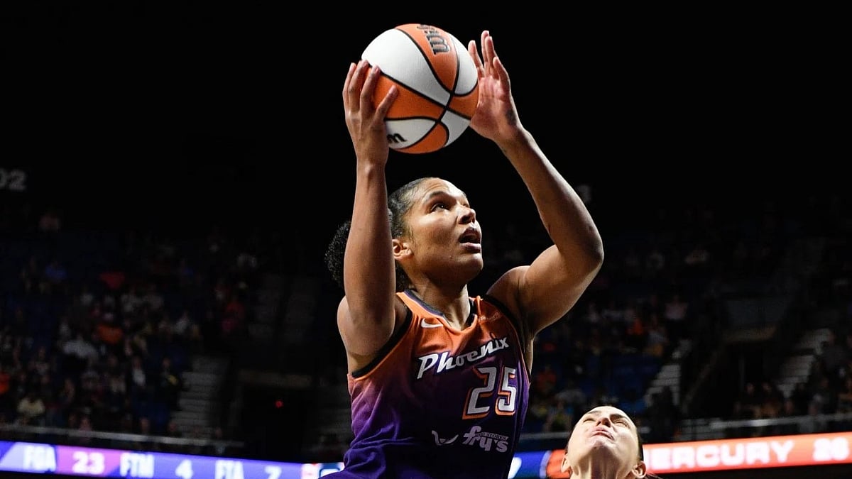 Alyssa Thomas drives towards the basket during Pheonix Mercury's match against the Connecticut Sun.