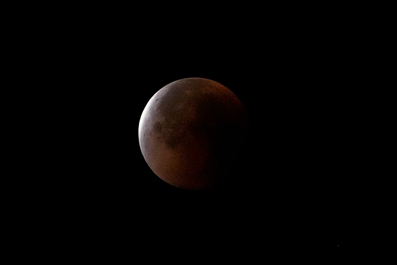 Lunar Eclipse September 2025 Blood Moon photos_Kolkata Lunar Eclipse 2025
