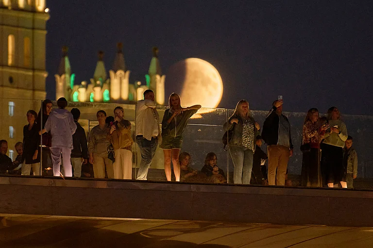 Russia Lunar Eclipse 2025 - | Photo: AP/Alexander Zemlianichenko