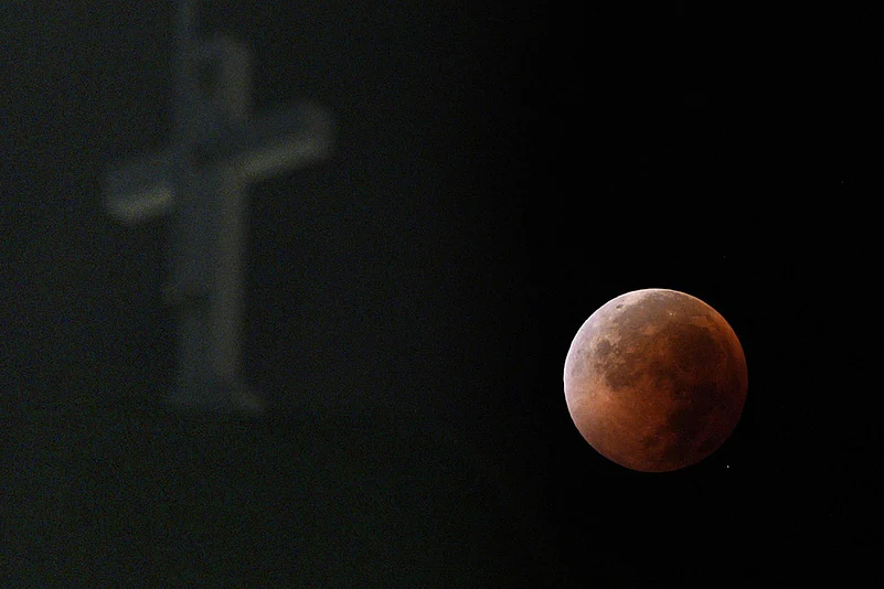 Lunar Eclipse September 2025 Blood Moon photos_Japan Lunar Eclipse 2025