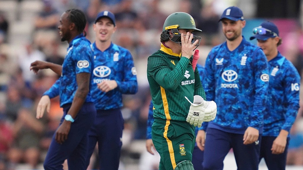 Adam Davy/PA via AP : South Africa's Matthew Breetzke, front, leaves the field after England's Jofra Archer, rear left, took his wicketg during the third ODI series cricket match between England and South Africa, at Utilita Bowl, Southampton, England, Sunday Sept. 7, 2025.