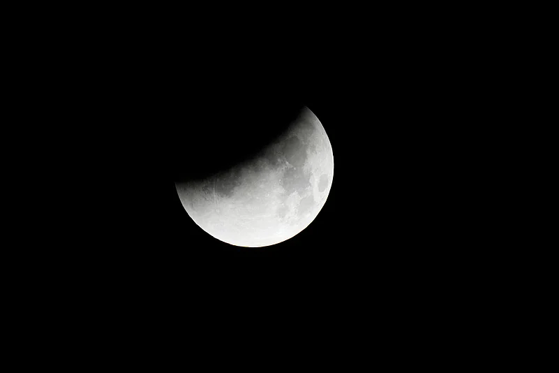 Lunar Eclipse September 2025 Blood Moon photos_China Lunar Eclipse 2025
