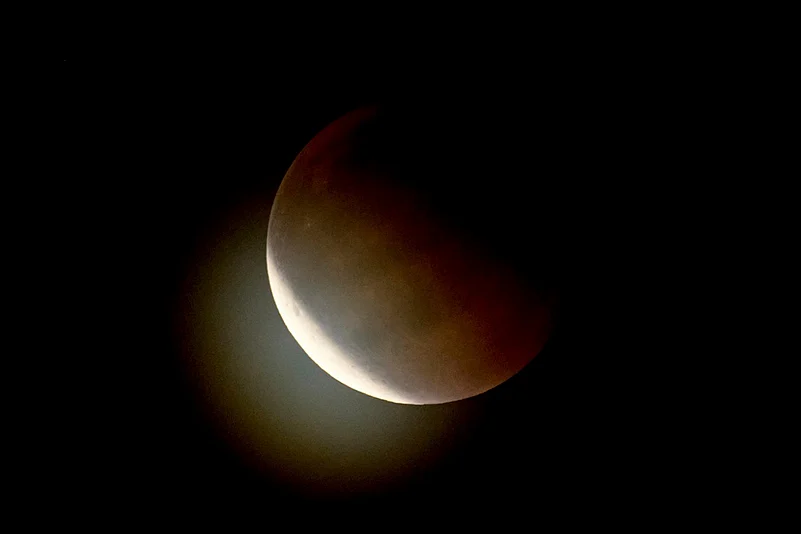Lunar Eclipse September 2025 Blood Moon photos_Italy Lunar Eclipse 2025