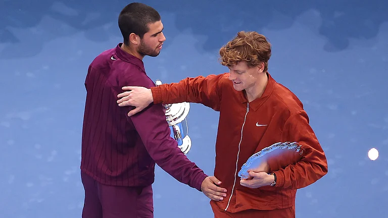 Jannik Sinner congratulates Carlos Alcaraz on his US Open final victory - null