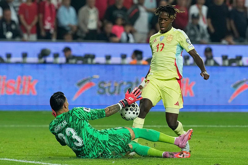 2026 World Cup qualification Europe Turkey vs Spain match_Ugurcan Cakir, Nico Williams