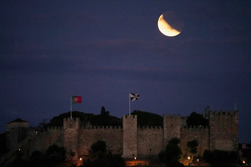 Lunar Eclipse September 2025 Blood Moon photos_Portugal Lunar Eclipse 2025