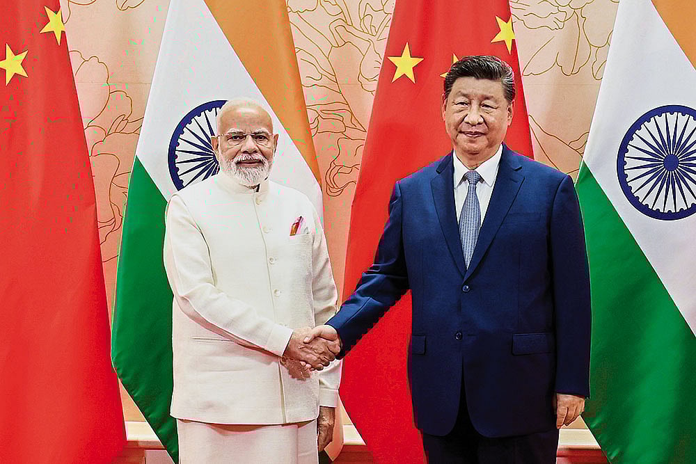 At the SCO Summit: Indian PM Narendra Modi (left) and Chinese President Xi Jinping (right)  at the Shanghai Cooperation Organisation summit in Tianjin, China, on August 31, 2025 - | Photo: AP