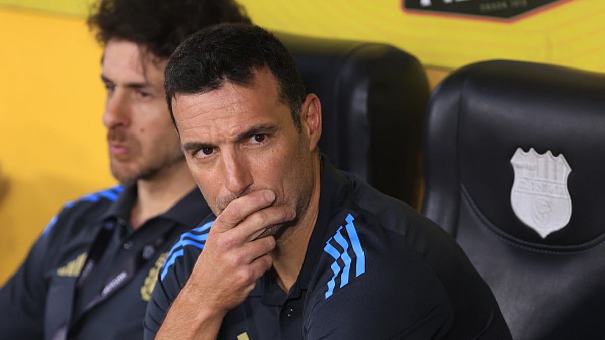 Lionel Scaloni of Argentina in the touchlines during the match against Ecuador.