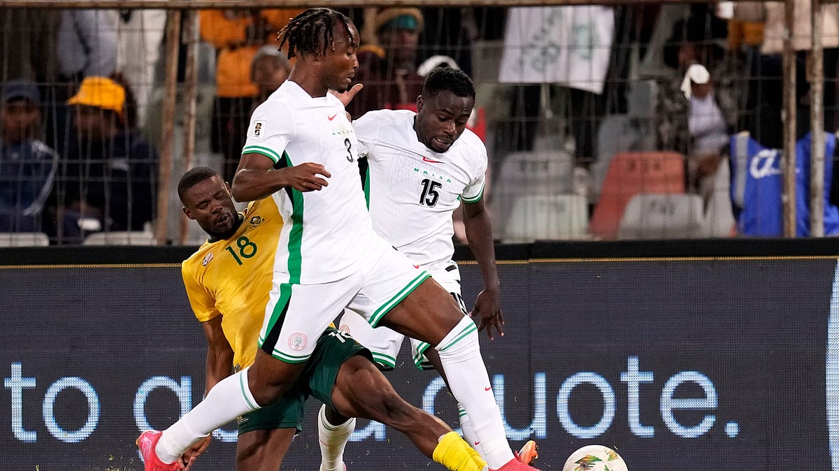 | Photo: AP/Themba Hadebe : South Africa's Zuko Mdunyelwa, left, vies for the ball with Nigeria's Moses Simon, right, and Bruno Onyemaechi during a World Cup 2026 group B qualifying soccer match between South Africa and Nigeria at Free State stadium in Bloemfontein, South Africa, Tuesday, Sept. 9, 2025.