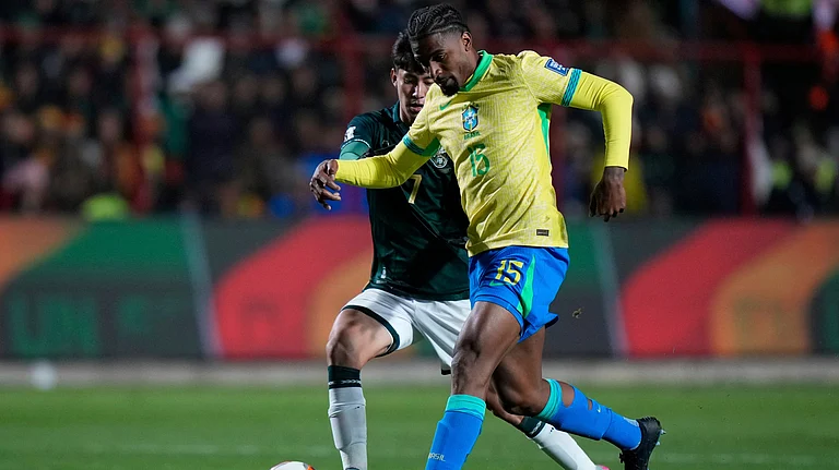 Brazil's Alexsandro Ribeiro, right, and Bolivia's Miguel Terceros battle for the ball during a World Cup 2026 qualifying soccer match at Villa Ingenio stadium in El Alto, Bolivia, Tuesday, Sept. 9, 2025. - | Photo: AP/Juan Karita