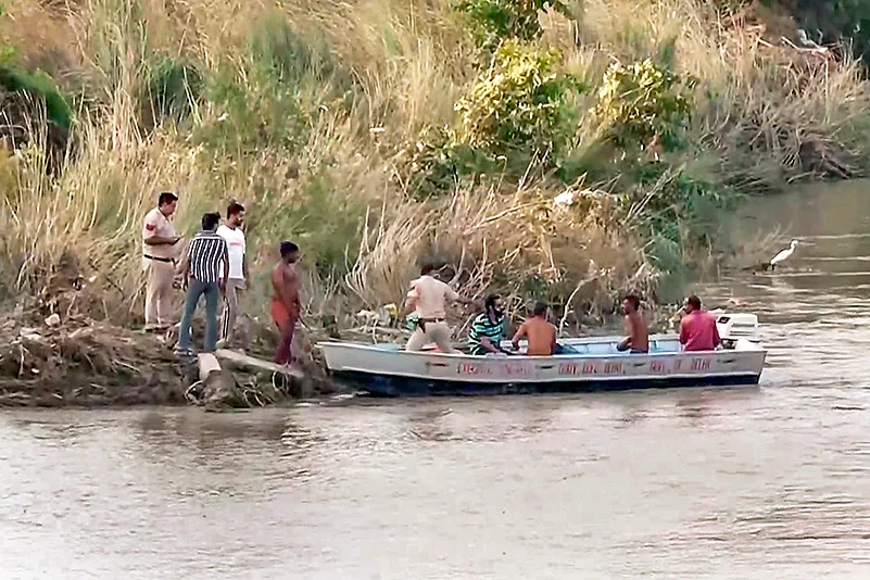 Woman jumps off Delhis Signature Bridge into Yamuna