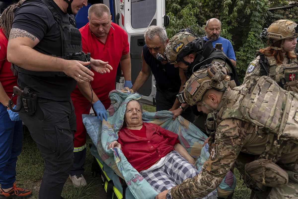AP Photo/Alex Babenko : Police officers and medics evacuate Olha Trush, 86 from the village of Yarova, that was hit by Russian aerial strike, which killed dozens of civilians, in Sloviansk, Donetsk region, Tuesday, Sept.9, 2025. 