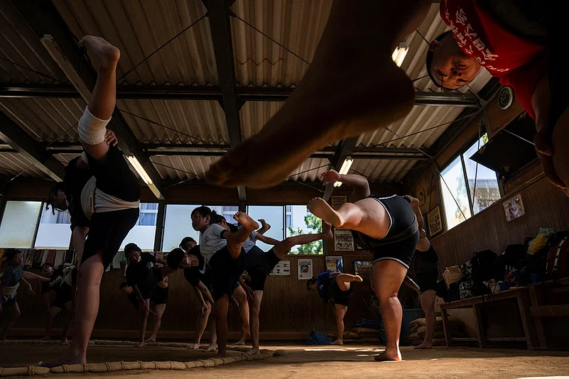 Japan Womens Sumo Photo Gallery_sumo camp in Tottori Johoku High School in Tottori_5