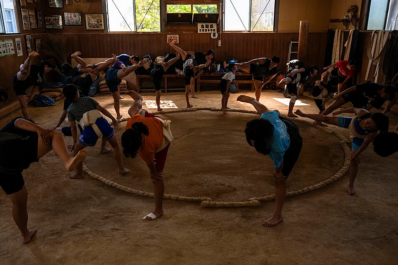 Japan Womens Sumo Photo Gallery_sumo camp in Tottori Johoku High School in Tottori_2