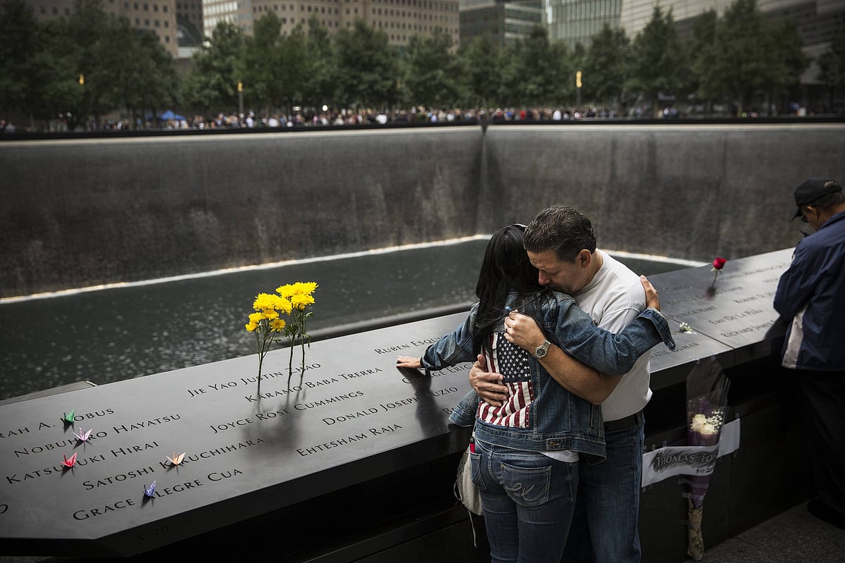 | IMAGO/UPI  : Eileen Esquilin hugs her husband, Joe Irizarry, while mourning the loss of her brother, Ruben Esquilin Jr, during the memorial observances held at the site of the World Trade Center in New York, September 11, 2014. 