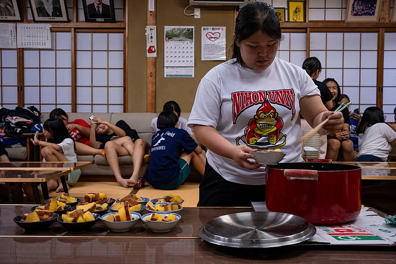 Japan Womens Sumo Photo Gallery_sumo camp in Tottori Johoku High School in Tottori_11