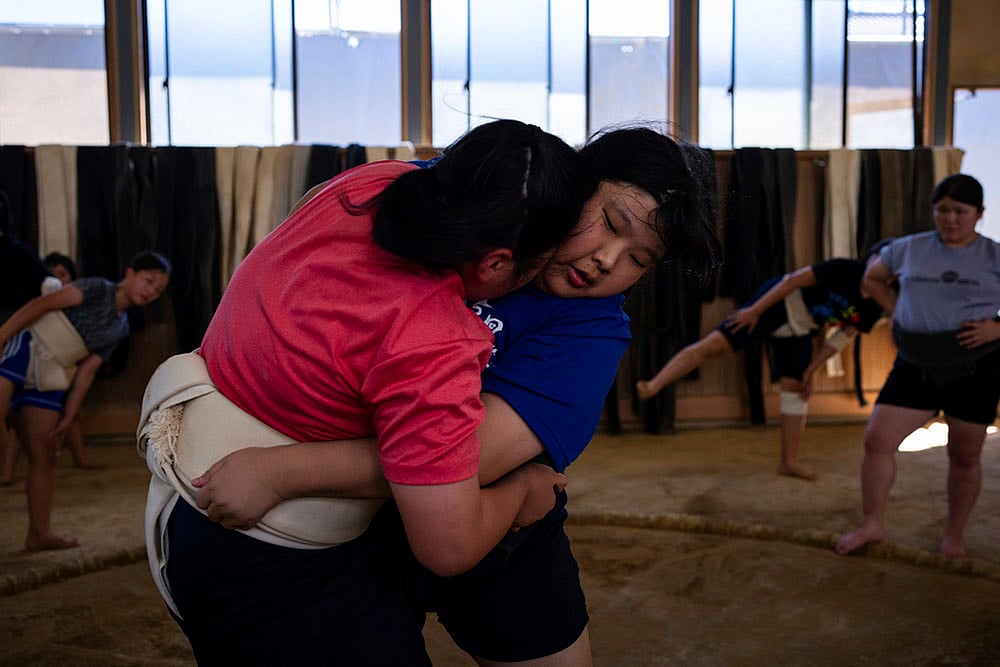 | Photo: AP/Louise Delmotte : Japan Women's Sumo