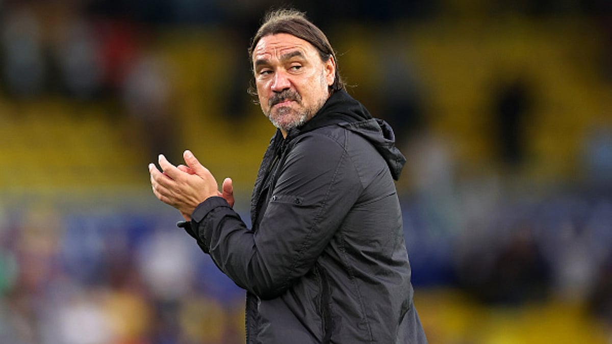 Daniel Farke applauds