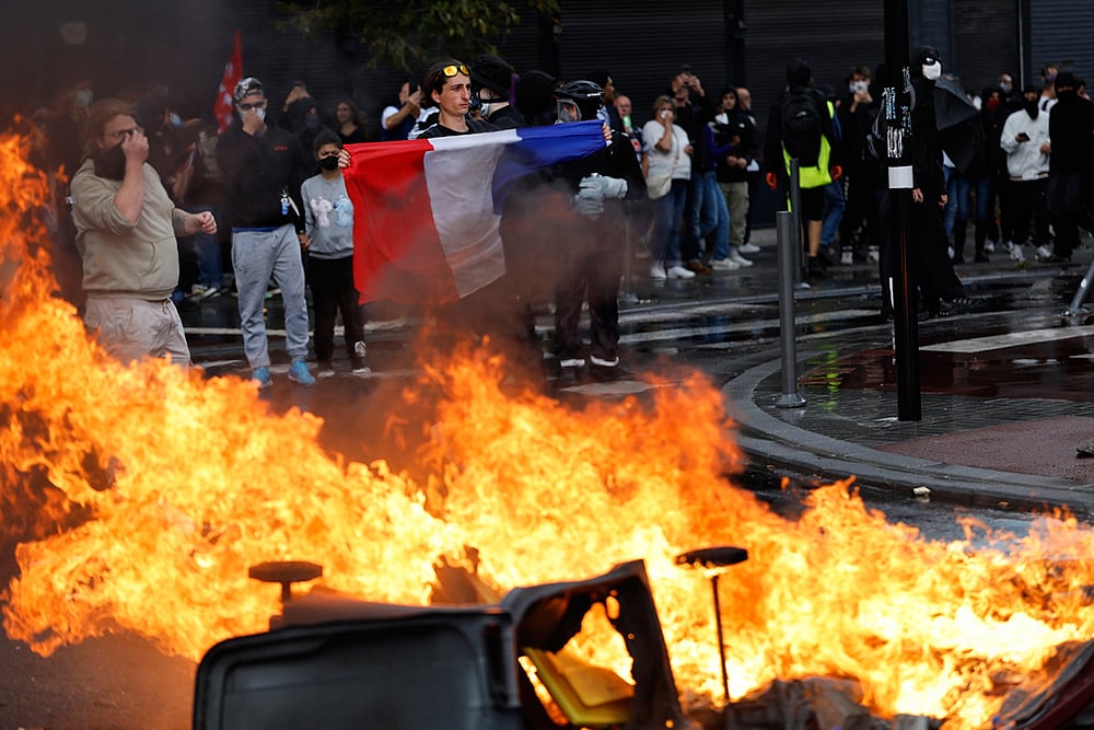 | Photo: AP/Jean-Francois Badias : France Block Everything Protest