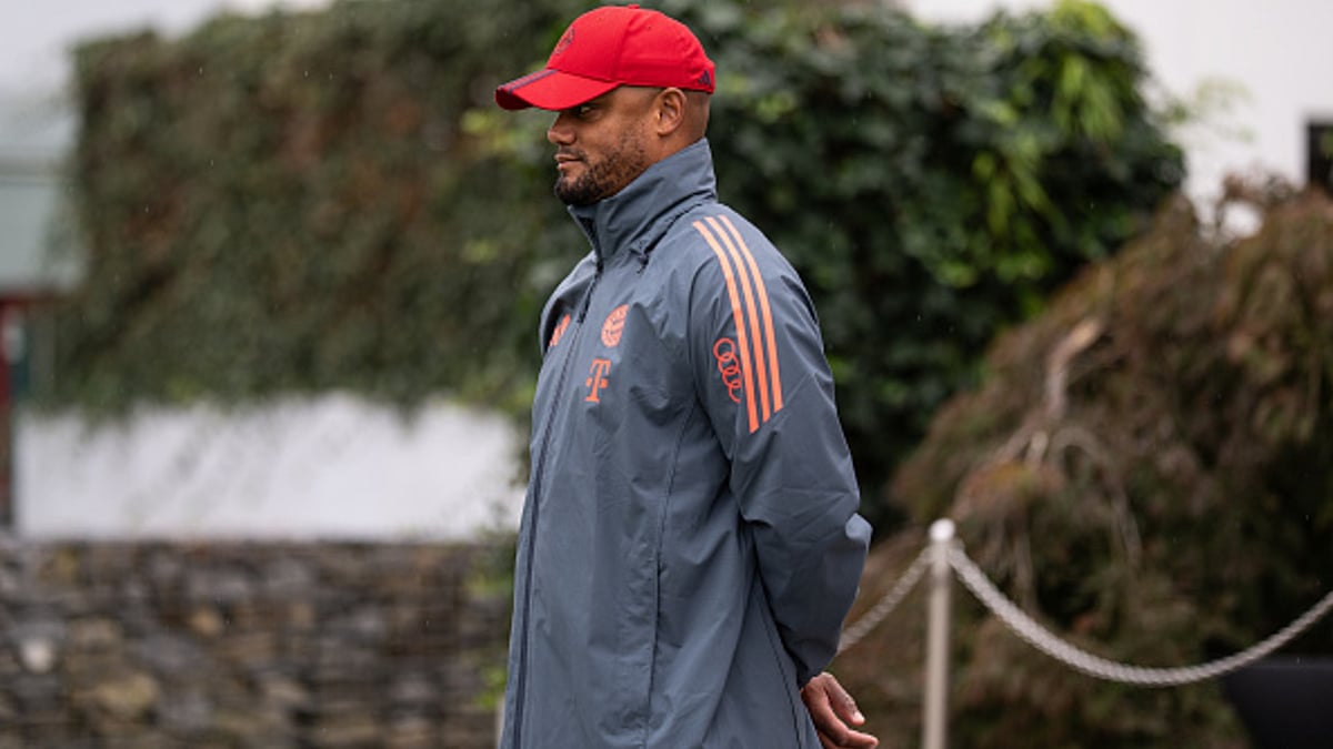 Vincent Kompany oversees training ahead of the match against Hamburger SV.