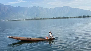 Luv Puri : A view of the Dal Lake