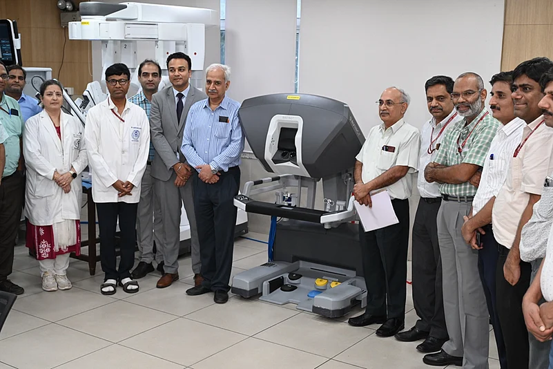 Da Vinci Surgical Robot at AIIMS Delhi with team
