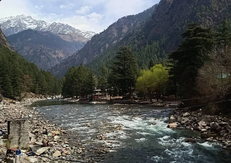 A scenic view of the Parvati Valley of the Great Himalayan Range in Kasol, Himachal Pradesh.
