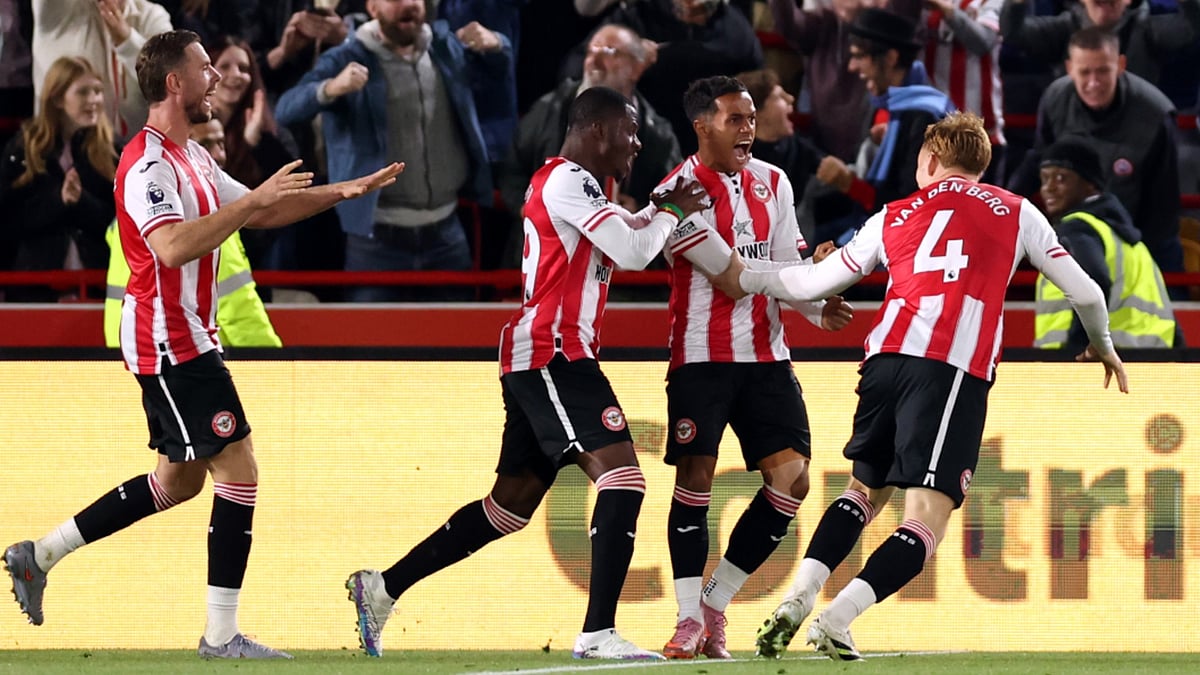Brentford celebrate Fabio Carvalho's goal against Chelsea.