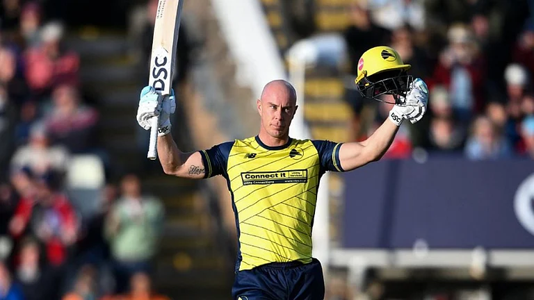 Chris Lynn Smashes Five Consecutive Sixes To Score Century In Vitality Blast 2025 Semi-Final - X/ hantscricket