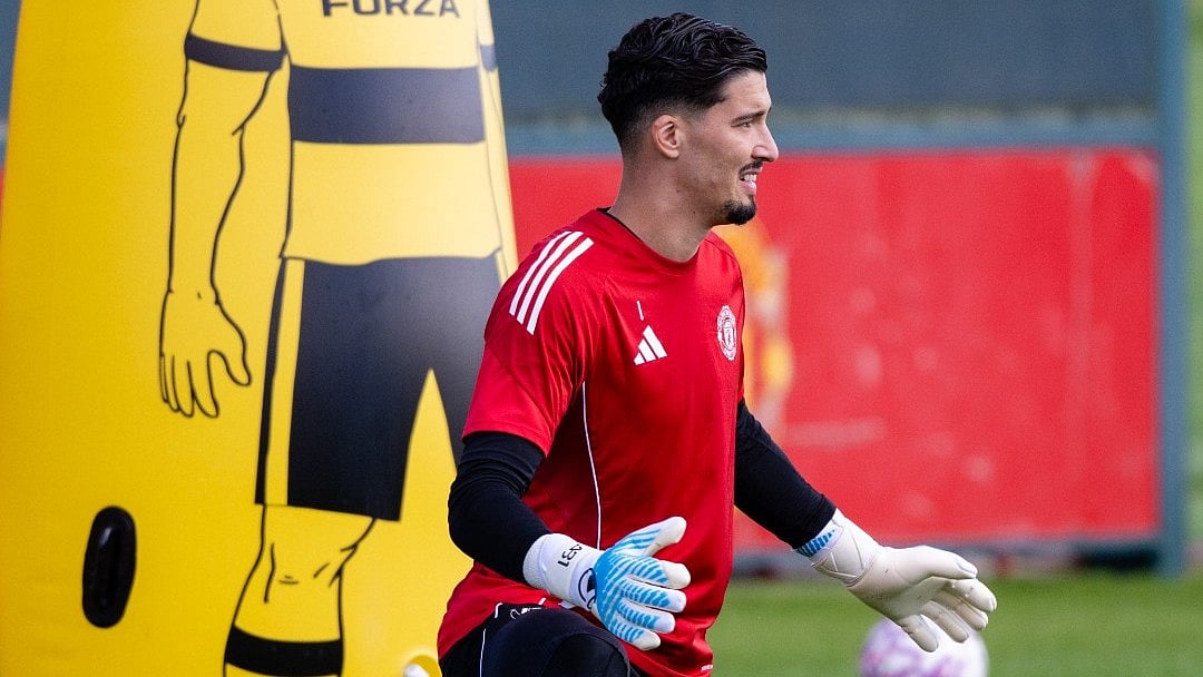 | Photo: X/ManUtd : Manchester United's Altay Bayindir in training ahead of the English Premier League match against Manchester City.