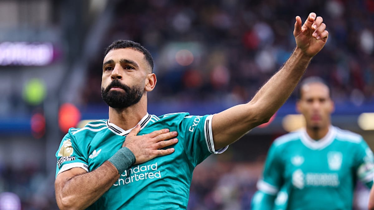 Mohamed Salah celebrates goal in 1-0 win against Burnley