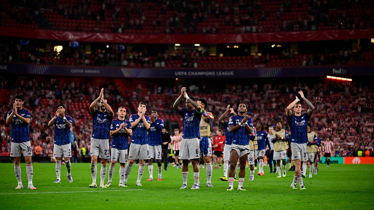 (AP Photo/Miguel Oses) : Arsenal players applaud their fans after the Champions League opening phase soccer match between Athletic Bilbao and Arsenal at the San Mames stadium in Bilbao, Spain, Tuesday, Sept. 16, 2025. 