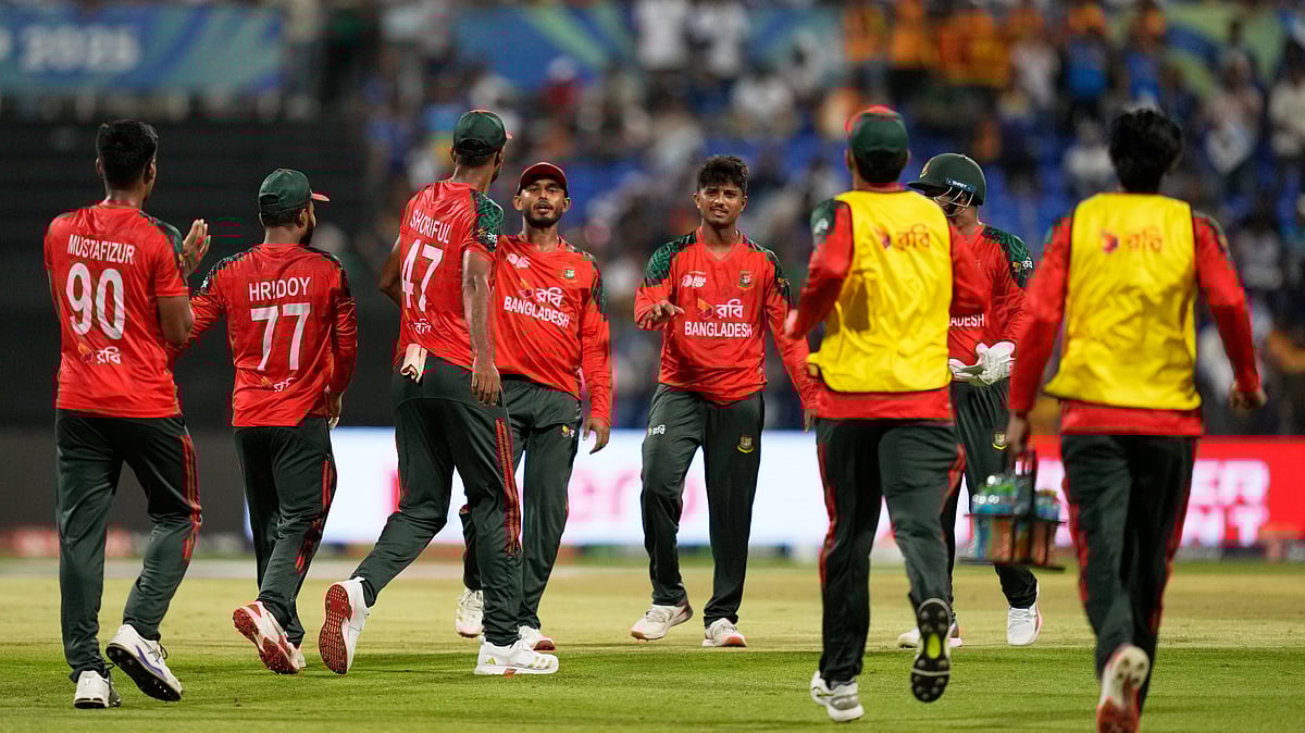 | Photo: AP/Altaf Qadri : Bangladesh's players celebrate the wicket of Sri Lanka's Pathum Nissanka during the Asia Cup cricket match between Bangladesh and Sri Lanka at Zayed Cricket Stadium in Abu Dhabi, United Arab Emirates, Saturday, Sept. 13, 2025.