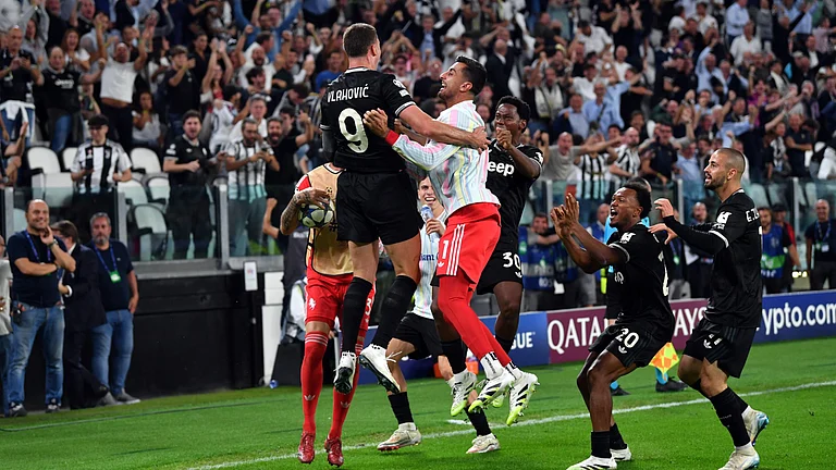 Juventus celebrate their last-gasp draw - null