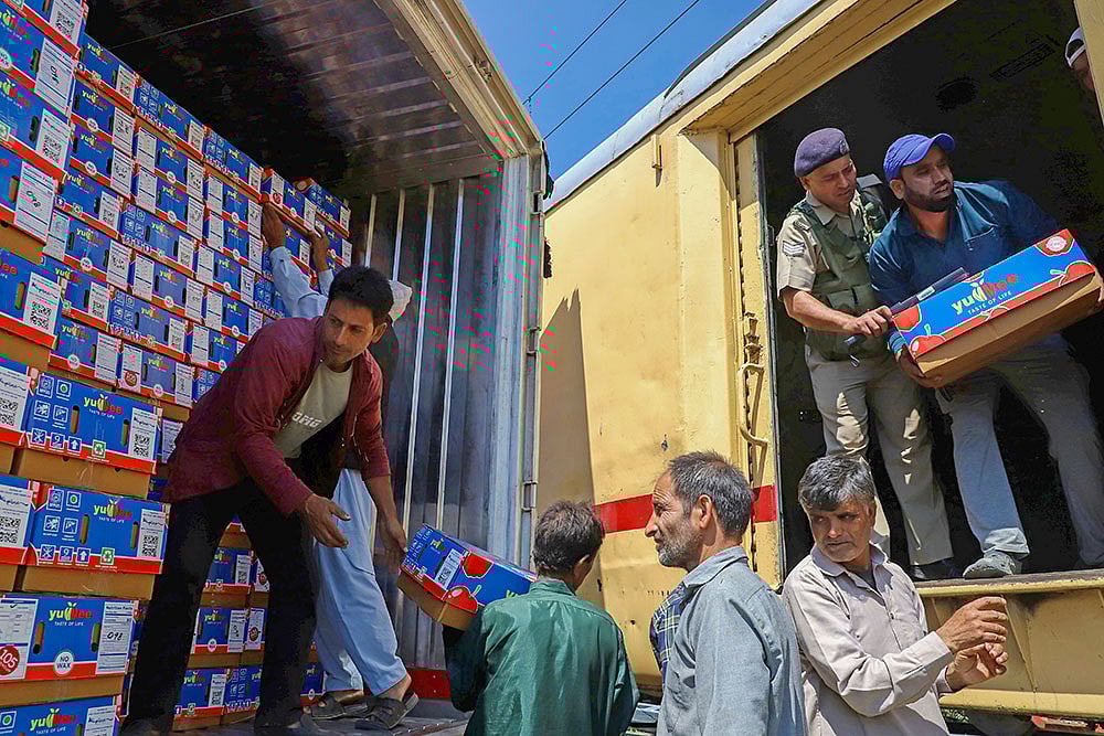 Special trains to transport fruits from Kashmir to Delhi