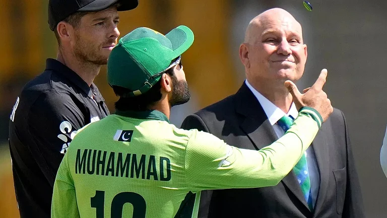 Pakistan's Mohammad Rizwan, center, flips the coin for toss as New Zealand's Mitchel Santner, right, and match referee Andy Pycroft watches before the start the ICC Champions Trophy cricket match between Pakistan and New Zealand, in Karachi, Pakistan Wednesday, Feb. 19, 2025. - | Photo: AP/Anjum Naveed
