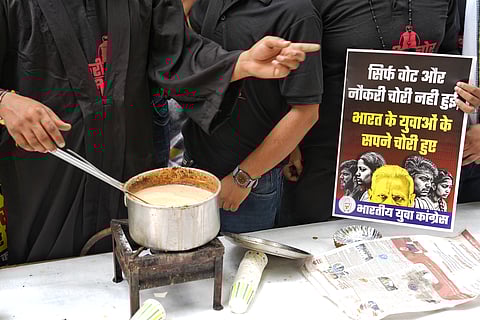 The members remarked that India’s youth often have to take jobs below their educational qualifications, like selling tea or frying pakoras.