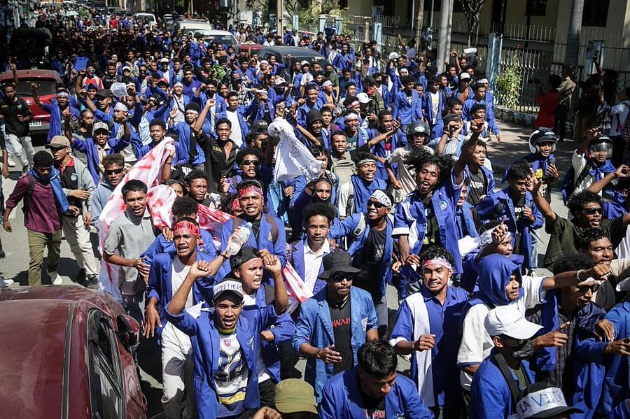 X.com : Tensions escalated during the protests in Timor-Leste, with some demonstrators setting government vehicles on fire and clashing with police. 