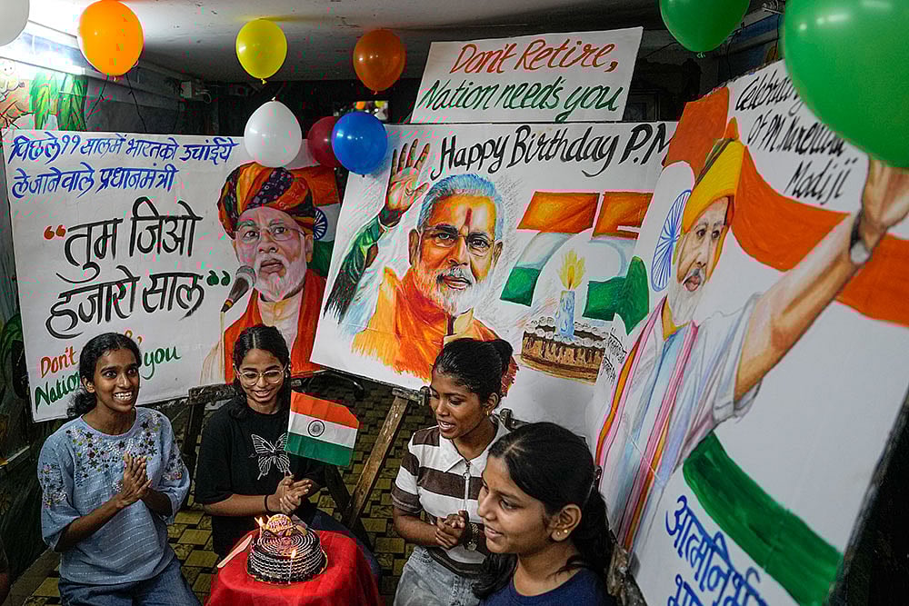 Art students celebrate PM Modis birthday