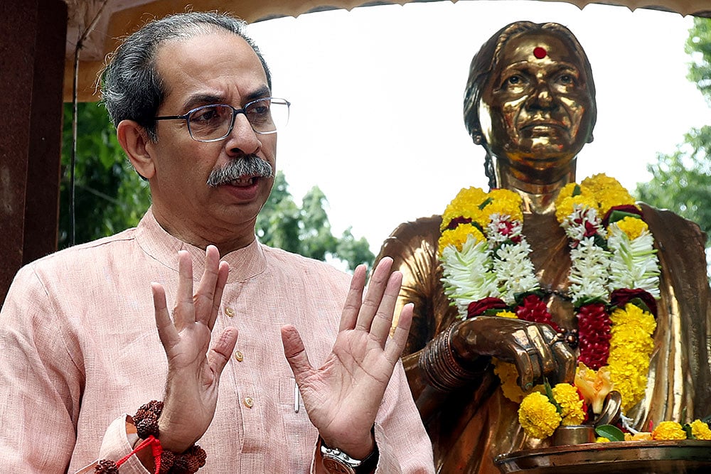 Paint thrown on statue of Bal Thackerays wife Meenatai