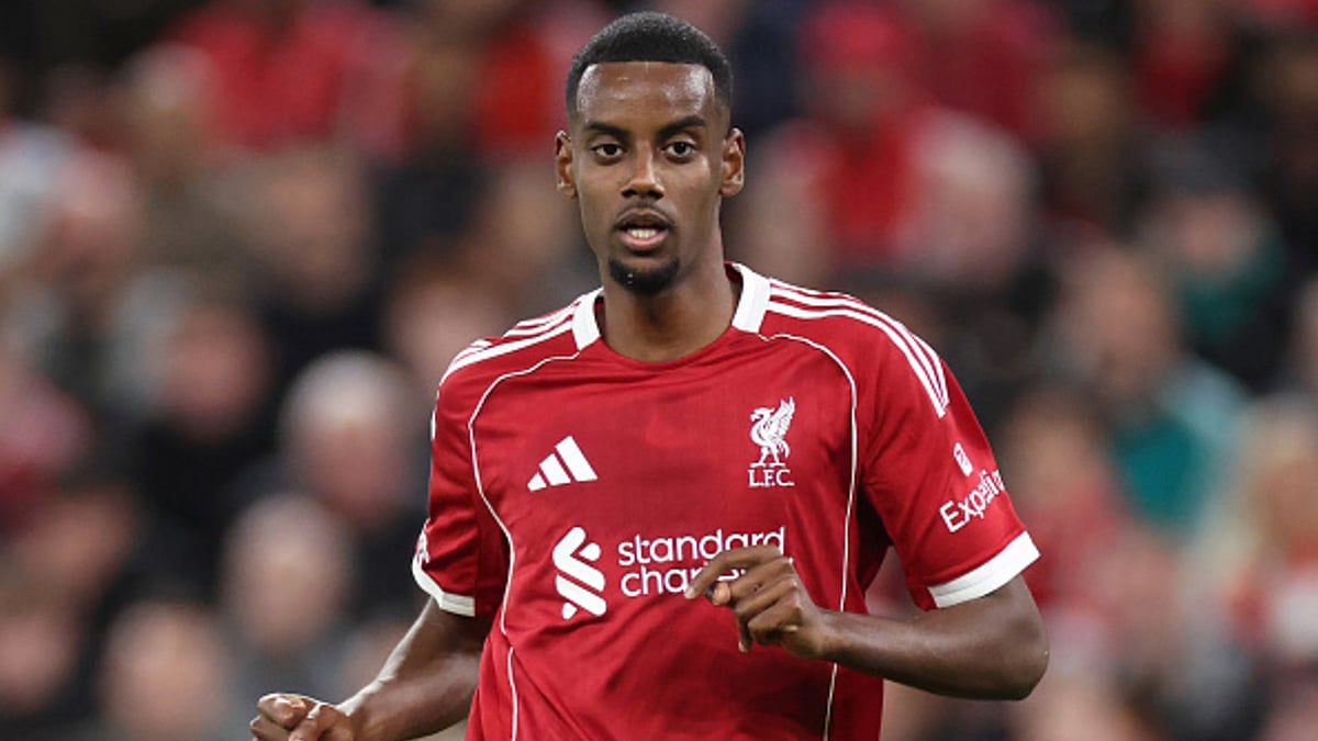 Isak will not play full 90 against Everton, says Slot